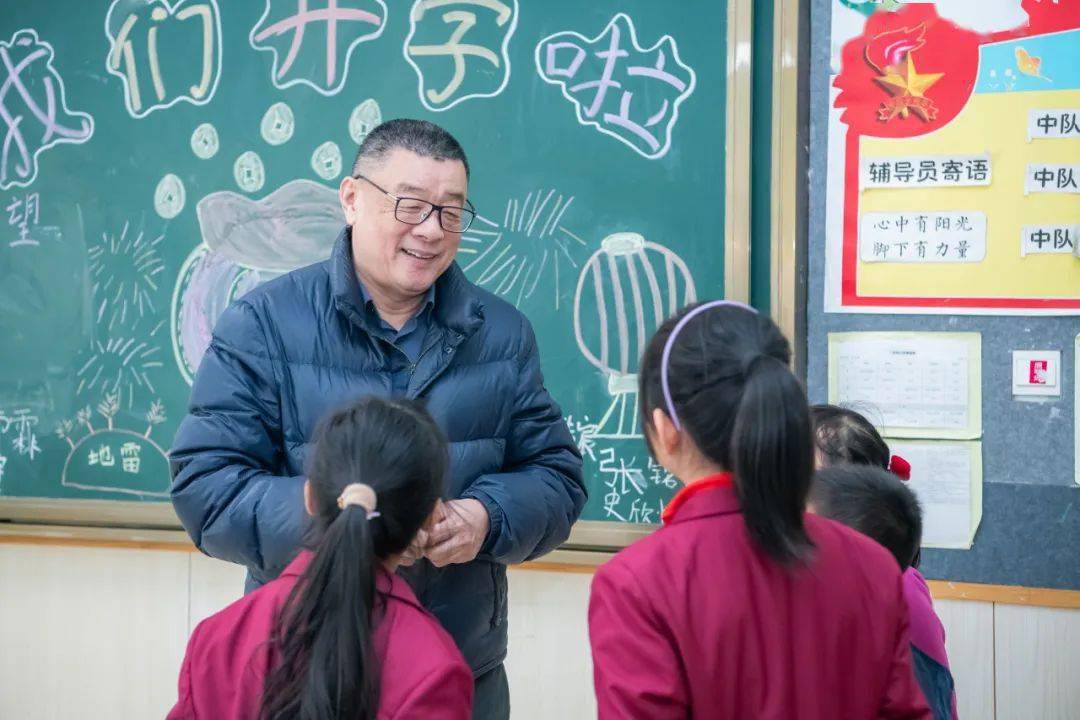 运动侧记闻名儿童文学作家刘海栖亲临爱都小学引颈学校师生开启春季练习之旅(图4)